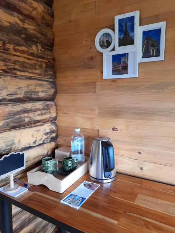 Příslušenství pro přípravu čaje a kávy v ubytování El Refugio del Santo