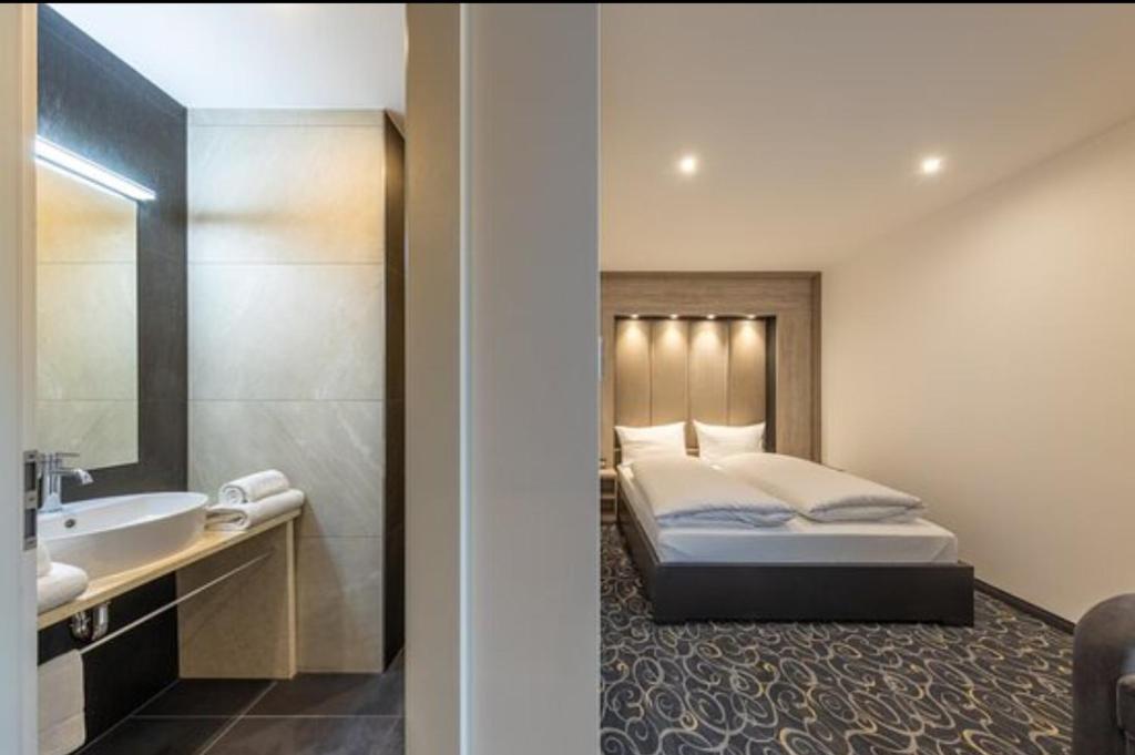 Hotel Business Bay das ehemalige Staycation Hotel - King Room With Roll-In Shower - Disability Access