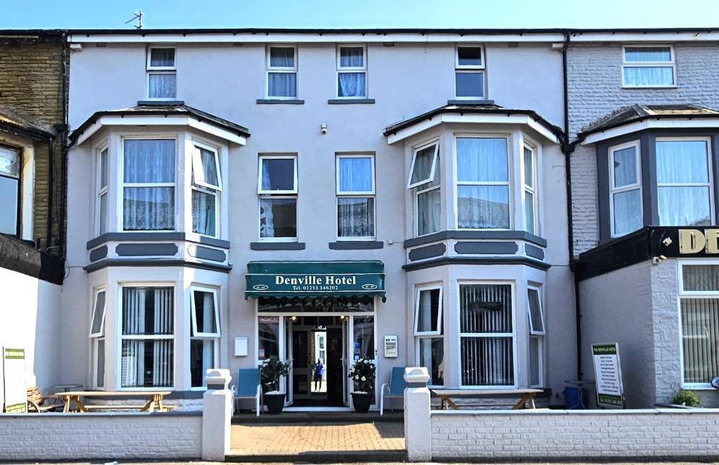 um edifício branco com um sinal em frente em Denville Hotel em Blackpool