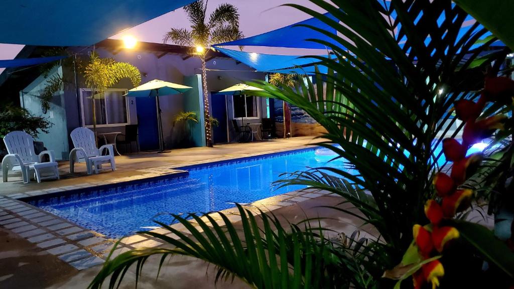Bazén v ubytování Hidden Palms Inn Deluxe Room nebo v jeho okolí