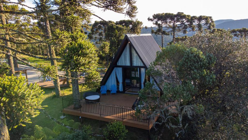 una vista aérea de una casa pequeña con terraza en Caminhos da Esmeralda, en Urubici