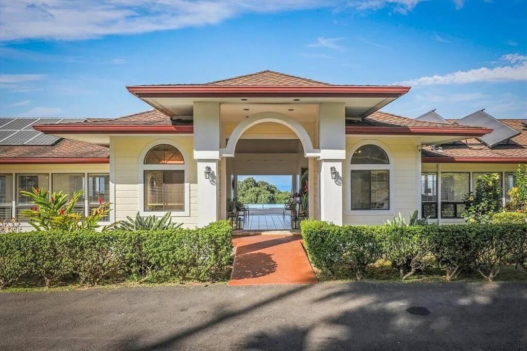 una casa con un arco delante de ella en Oceanview Luxury Villa Pool & SPA en Kailua-Kona