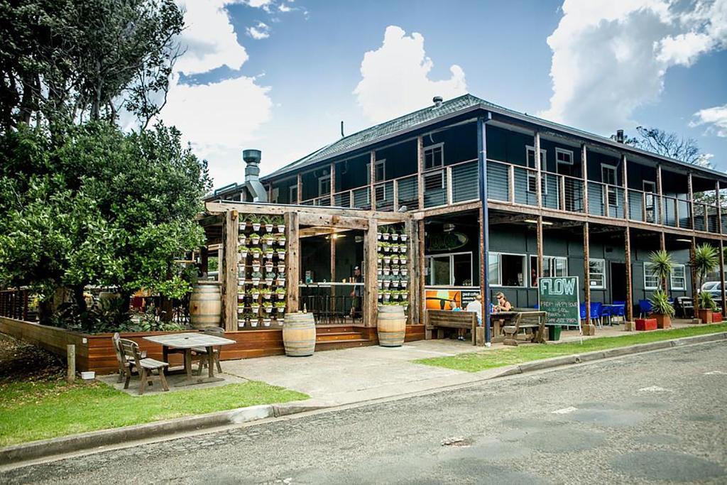 um grande edifício azul com uma mesa em frente em Boogie Woogie Beach House em Old Bar