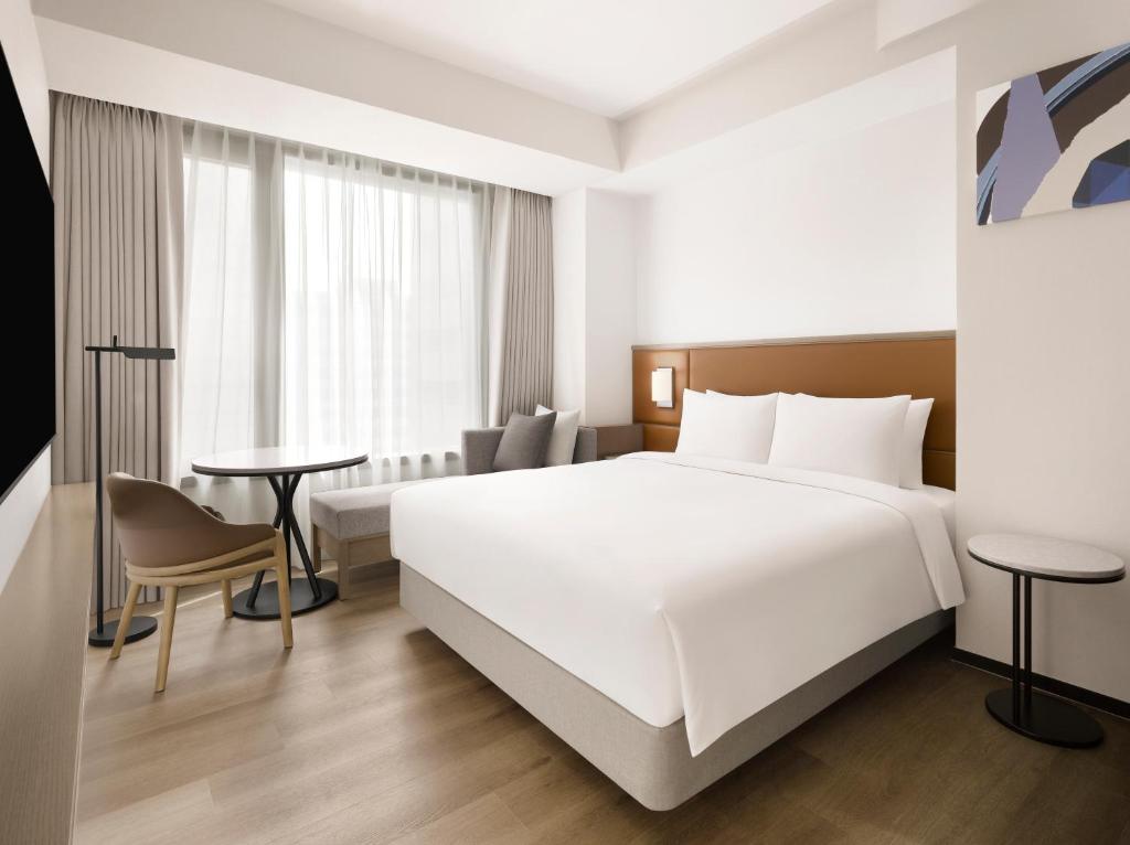 Cama ou camas em um quarto em AC Hotel by Marriott Seoul Gangnam