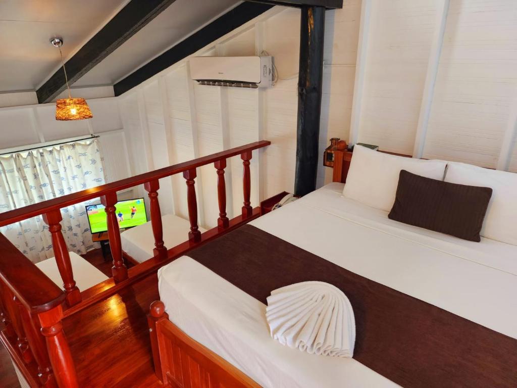 Postel nebo postele na pokoji v ubytování The Crow's Nest Resort Fiji