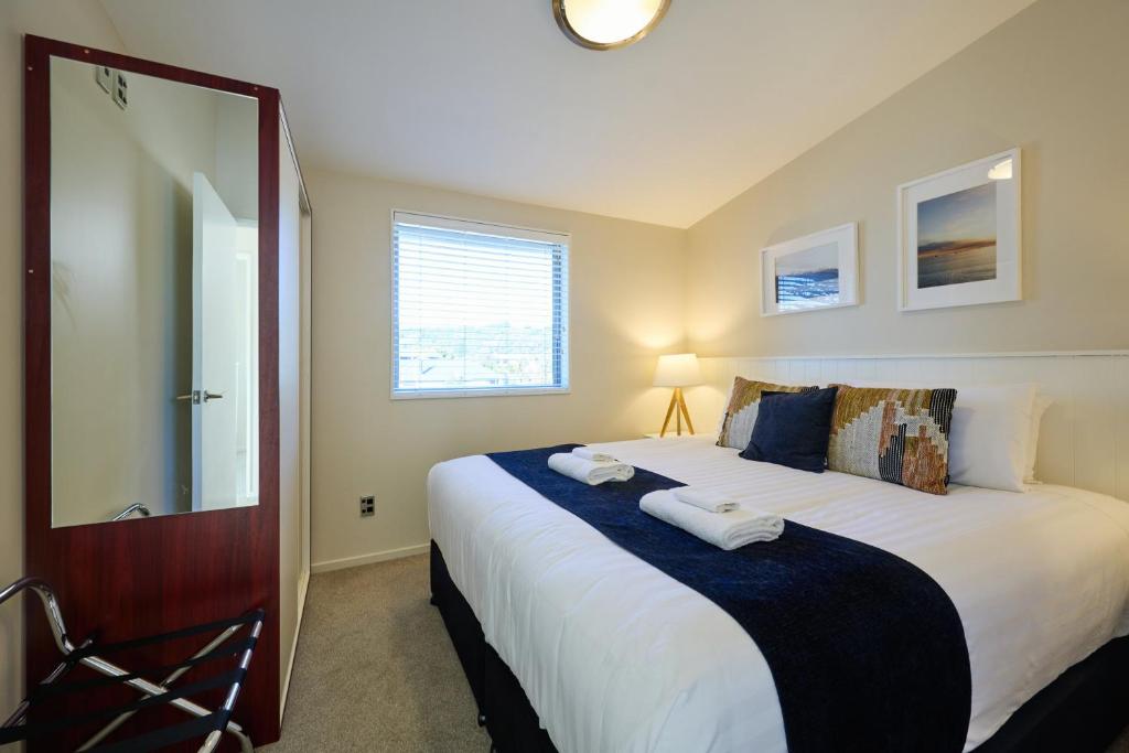Postel nebo postele na pokoji v ubytování Kaikoura Waterfront Apartments