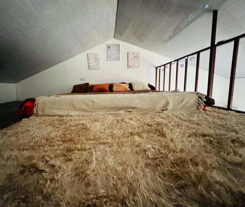 two beds in a room with hay at Lugar encantador super equipado in Popayan