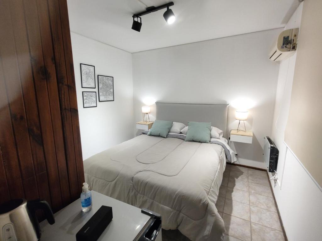 een kleine slaapkamer met een bed en 2 lampen bij Ubicación Premium! Departamento - PreViaje - Cuotas sin interés in Mendoza