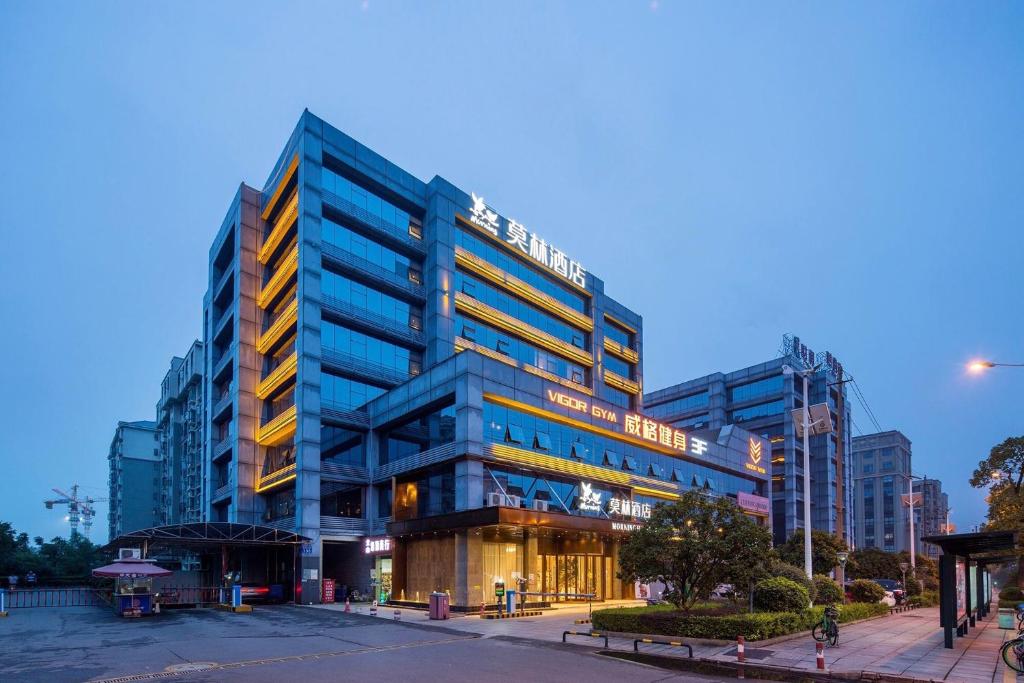 un edificio alto azul en una ciudad al anochecer en Morning Hotel, Changsha Provincial Government Metro Station en Changsha