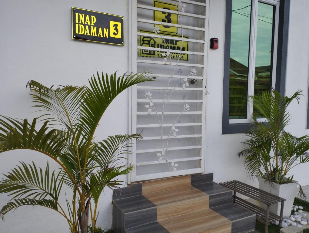una puerta de entrada de una casa con plantas delante de ella en Inap Idaman 3 Near Hospital USM Kubang Kerian en Kota Bharu