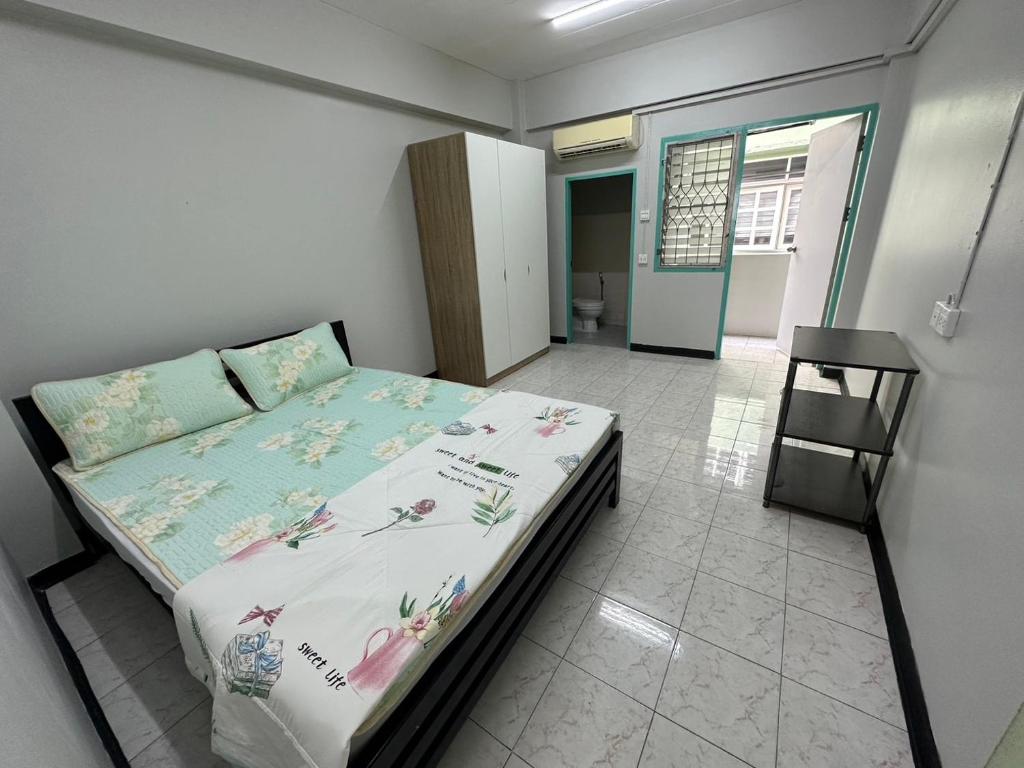 een slaapkamer met een bed in een kamer bij 辉煌 Icon 民宿 in Bangkok