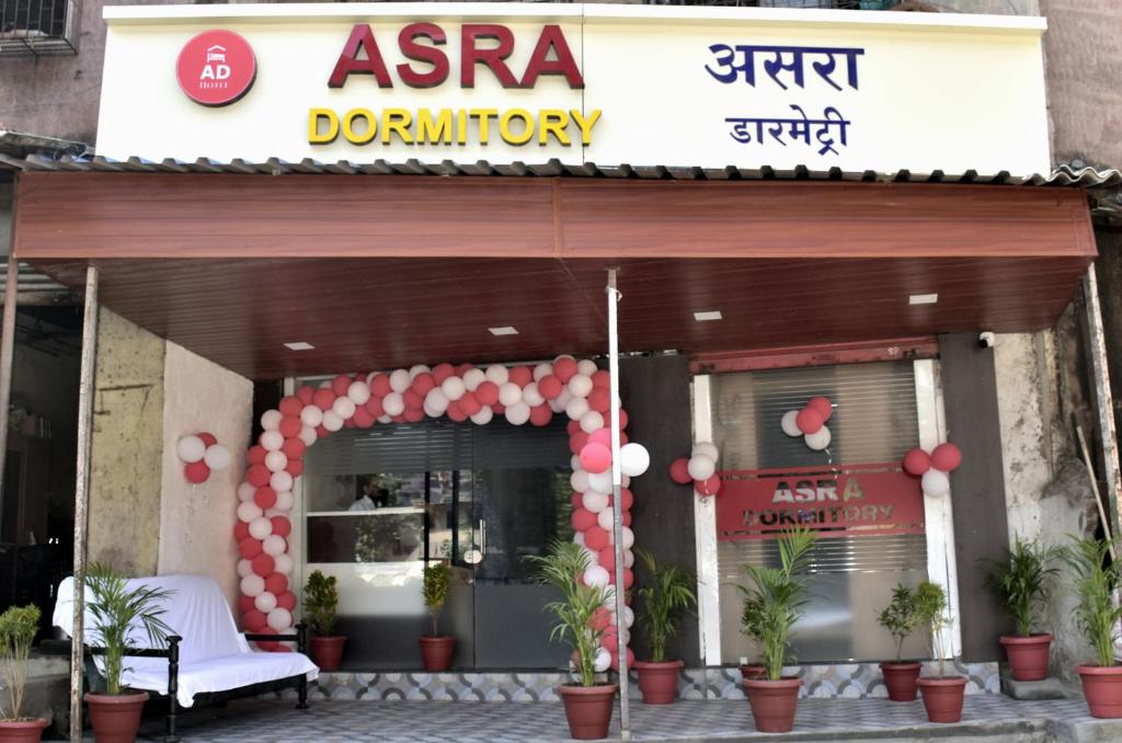 孟買的住宿－ASRA DORMITORY For Male And Female，一间拥有红白标志的亚洲餐厅