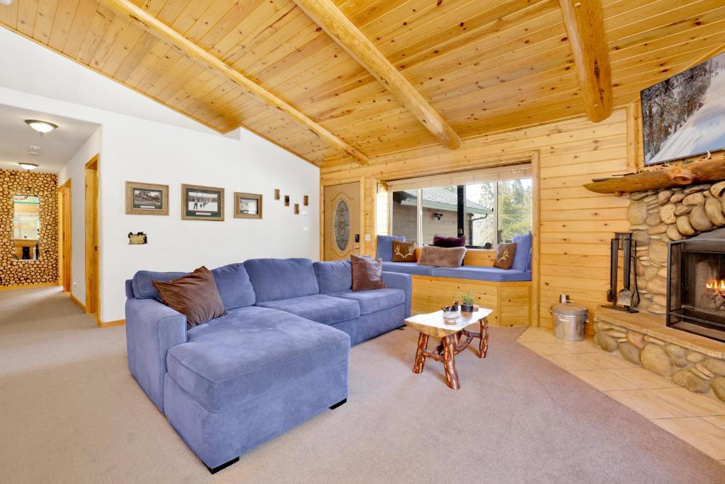 Booking.com: The Cub House- Relaxing Downtown Log Cabin Chalet , Big Bear  Lake, Yhdysvallat . Varaa hotellisi nyt!