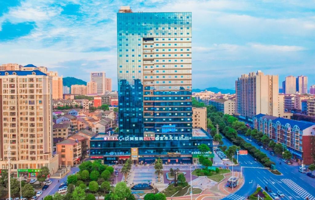 Till Bright Hotel, Liling Century Square في Zhuzhou: إطلالة علوية على مدينة ذات مبنى طويل