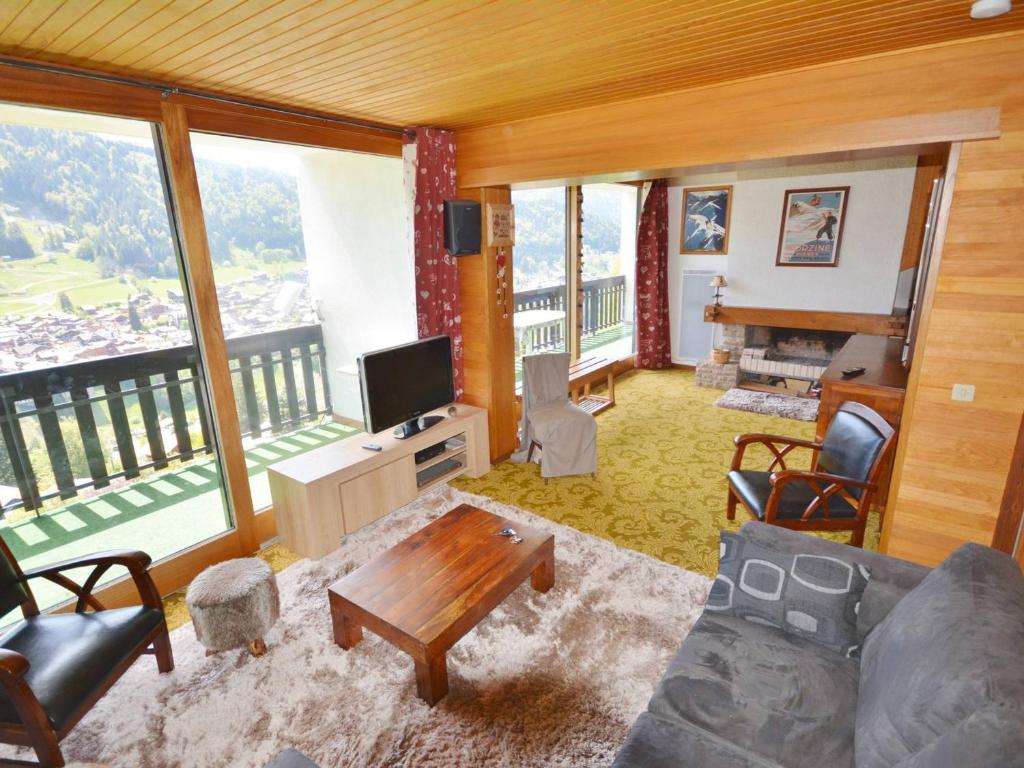 un salon avec un canapé et une table dans l'établissement Appartement T3 pour 6 pers. avec piscine, parking, et balcon - Morzine - FR-1-684-48, à Morzine