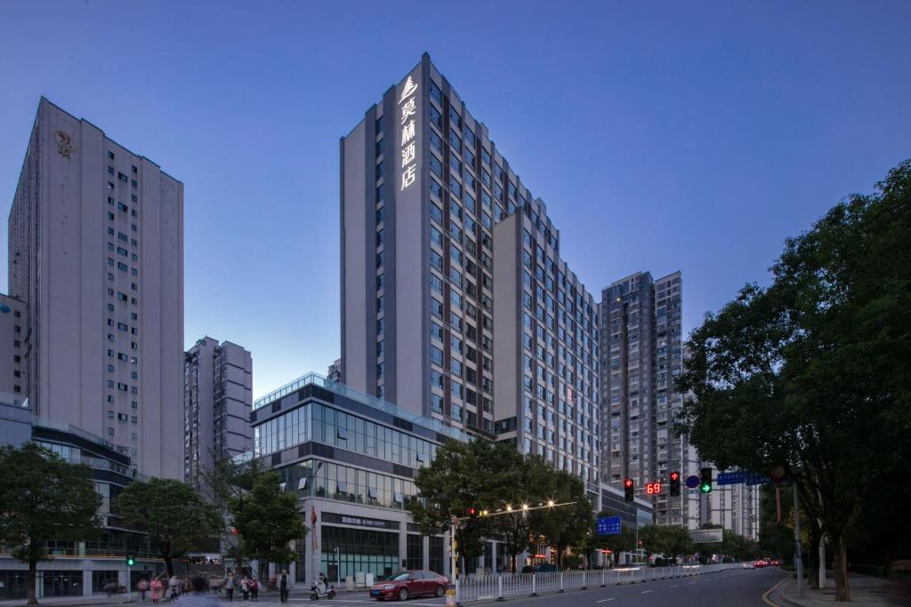 un grand bâtiment dans une rue de la ville avec dans l'établissement Morning Hotel, Jishou Municipal Government Ganzhou Ancient City, à Jishou