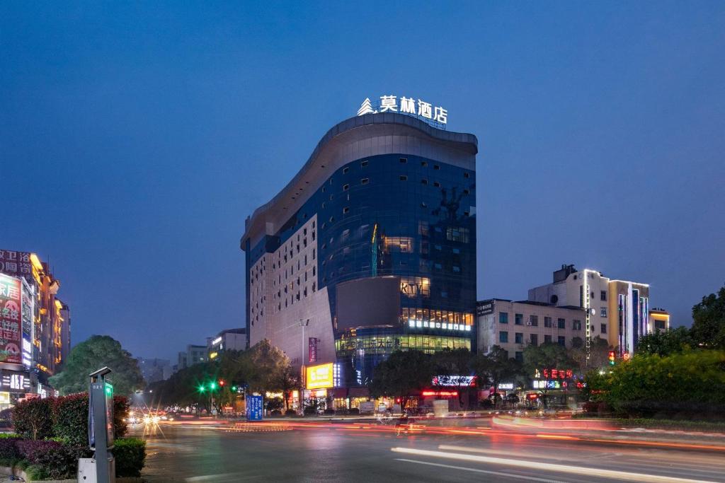 un edificio con un cartello sopra di esso di notte di Morning Hotel, Chenzhou Anren Xintiandi Plaza a Anren