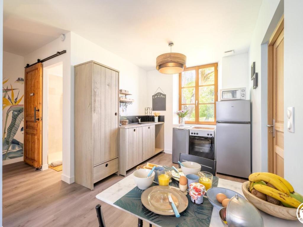 eine Küche mit einem Tisch mit Bananen drauf in der Unterkunft Appartement Bonnières, 2 pièces, 2 personnes - FR-1-526-37 