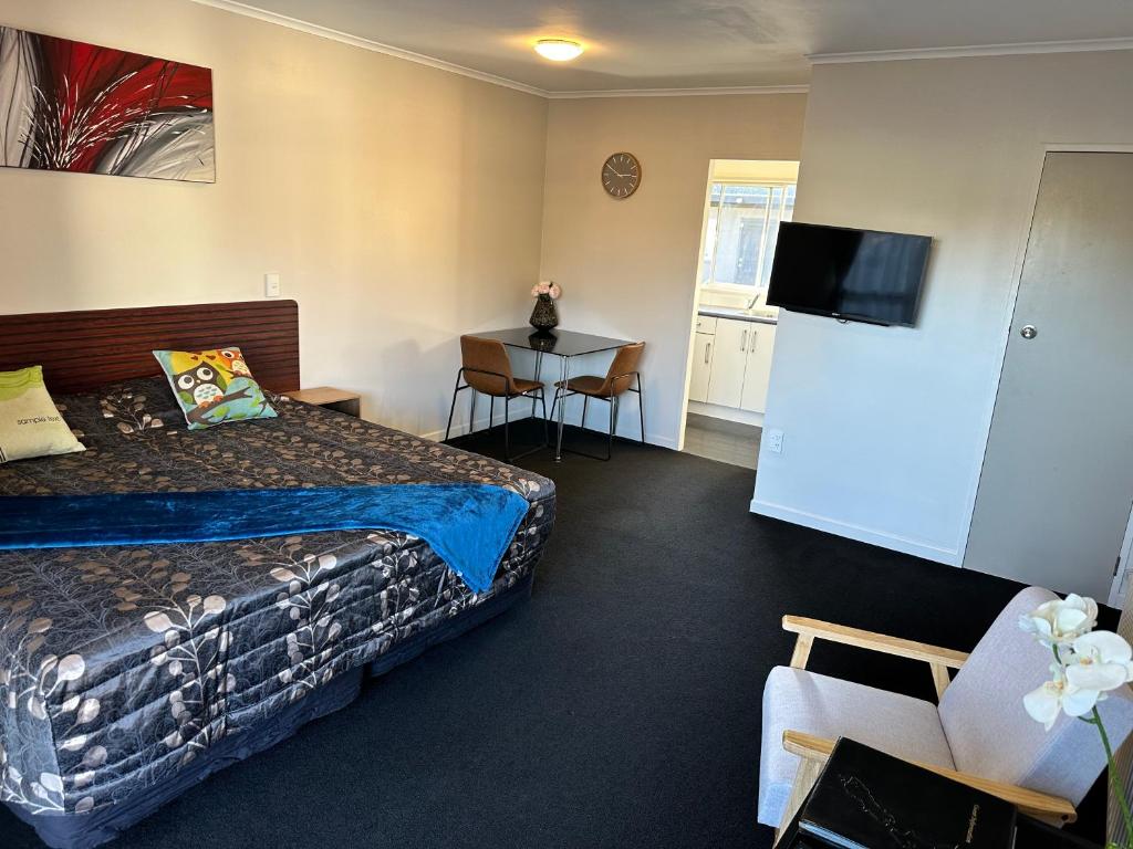 Red Rock Thermal Motel - Mineral Pool - Resim 13