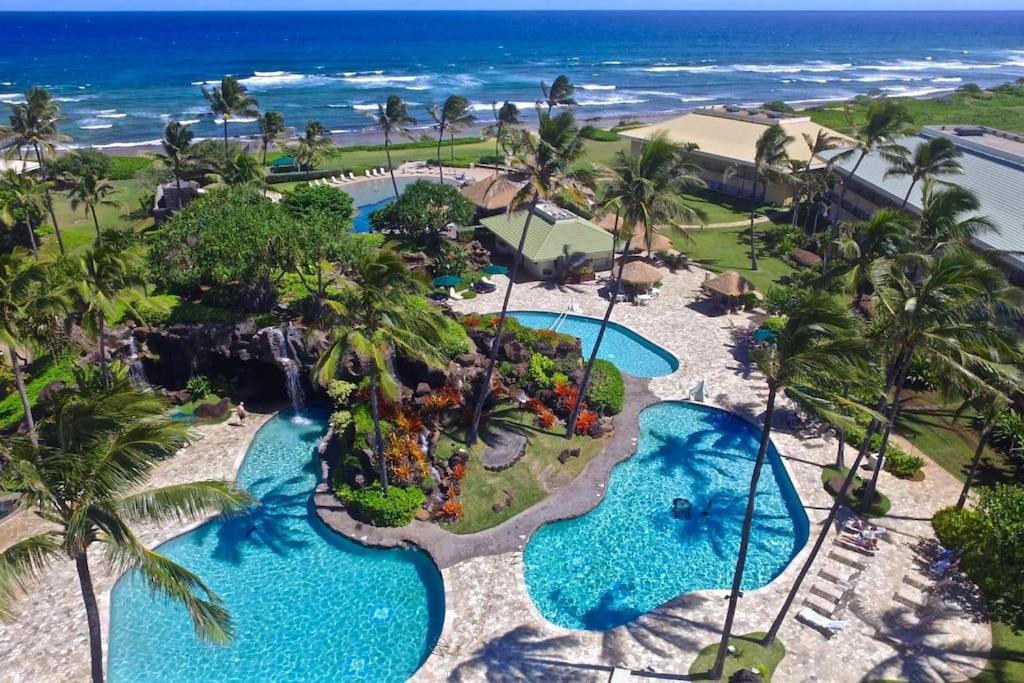 Uma vista da piscina em Luxury Gem at Kauai Beach Resort & Spa ou nos arredores