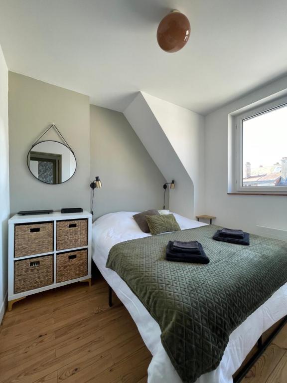 カレーにあるTheLighthouse Logement cozy idéalement situéのベッドルーム1室(ベッド2台、鏡付)
