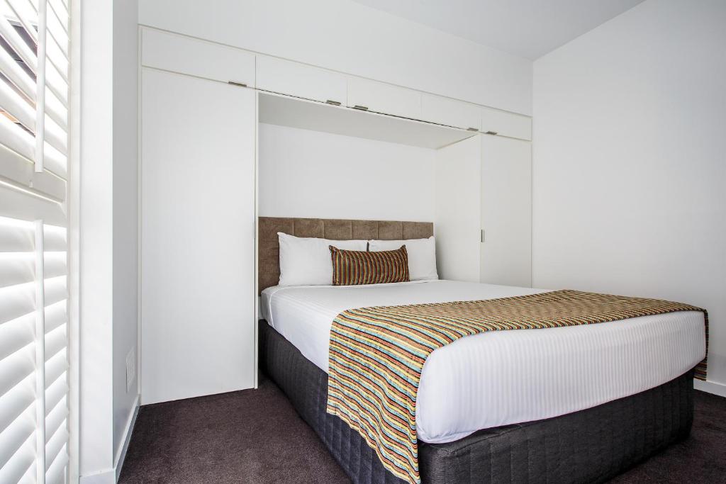 Postel nebo postele na pokoji v ubytování Code Apartments
