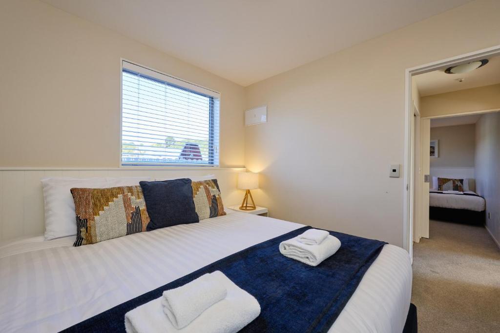Postel nebo postele na pokoji v ubytování Kaikoura Waterfront Apartments