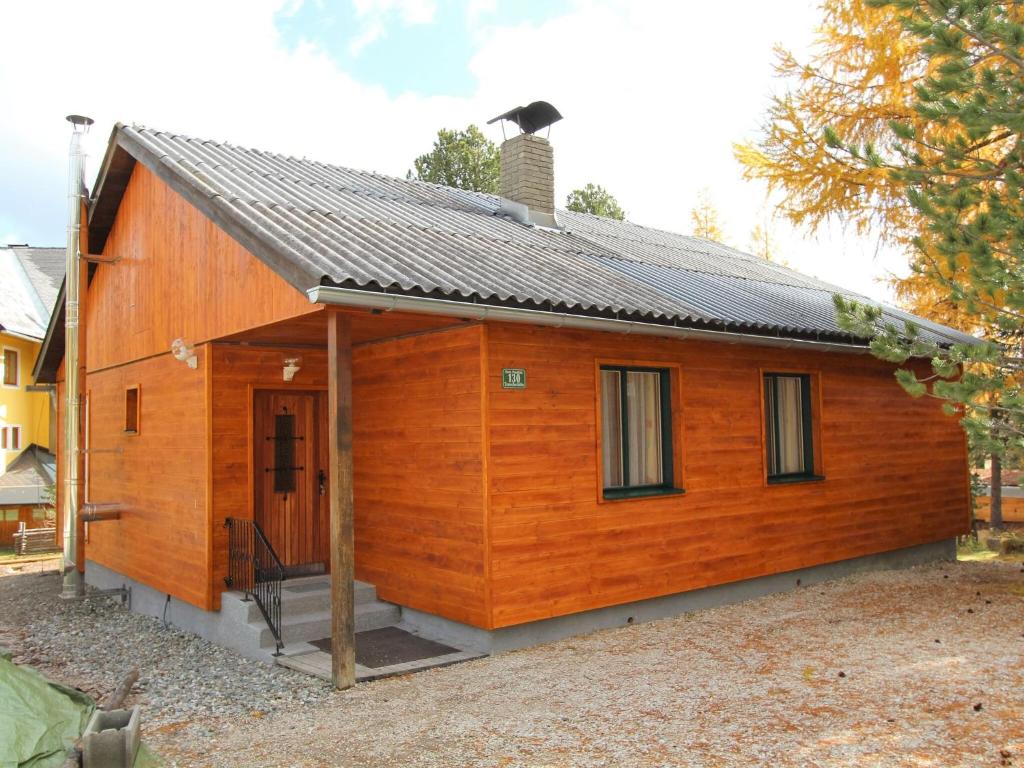 małą drewnianą kabinę z dachem w obiekcie Sunlit Cabin with Jacuzzi in Turracherhohe w mieście Turracher Hohe