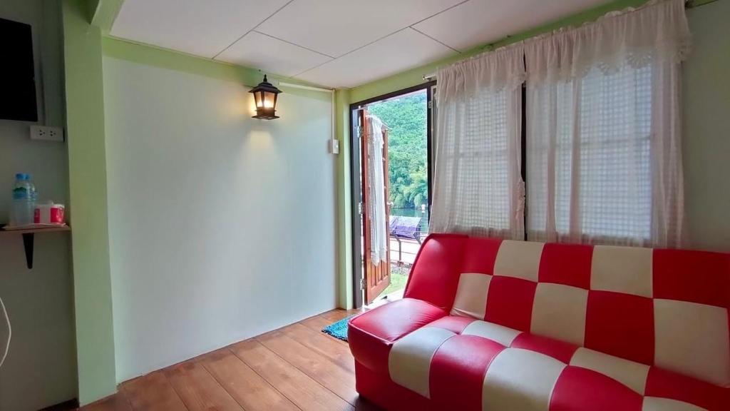 TV a/nebo společenská místnost v ubytování Lake Hill Resort Kanchanaburi