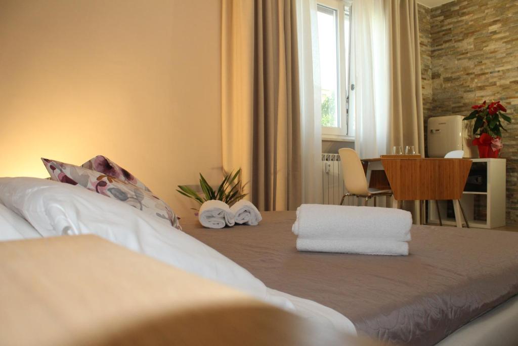 een hotelkamer met een bed met handdoeken erop bij Aurora BnB in Pisa