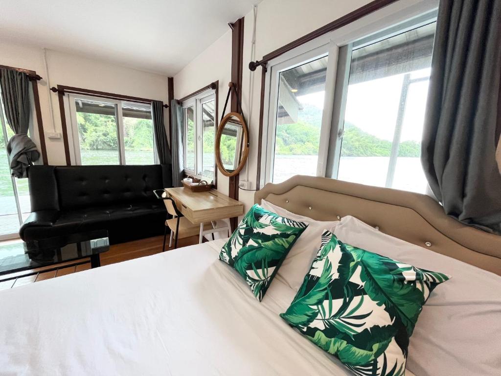 Postel nebo postele na pokoji v ubytování Lake Hill Resort Kanchanaburi
