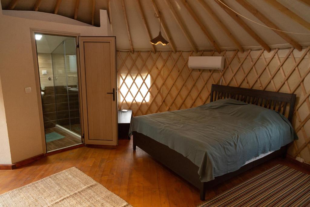 a bedroom with a bed in a yurt at Gala park fpv in Avren