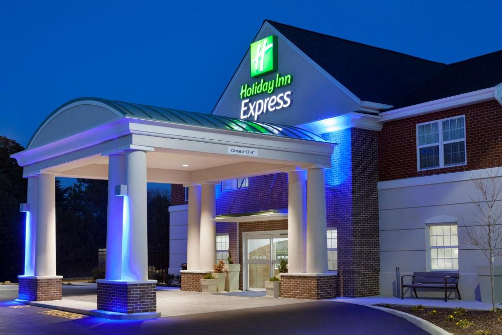 um hotel com uma placa que lê Malibu Inn Express em Holiday Inn Express Williamsburg North, an IHG Hotel em Williamsburg