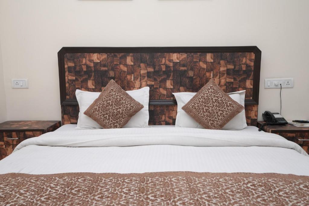 ニューデリーにあるHotel Silver Arc - Karol Bagh New Delhiのベッドルーム1室(大型ベッド1台、枕2つ付)