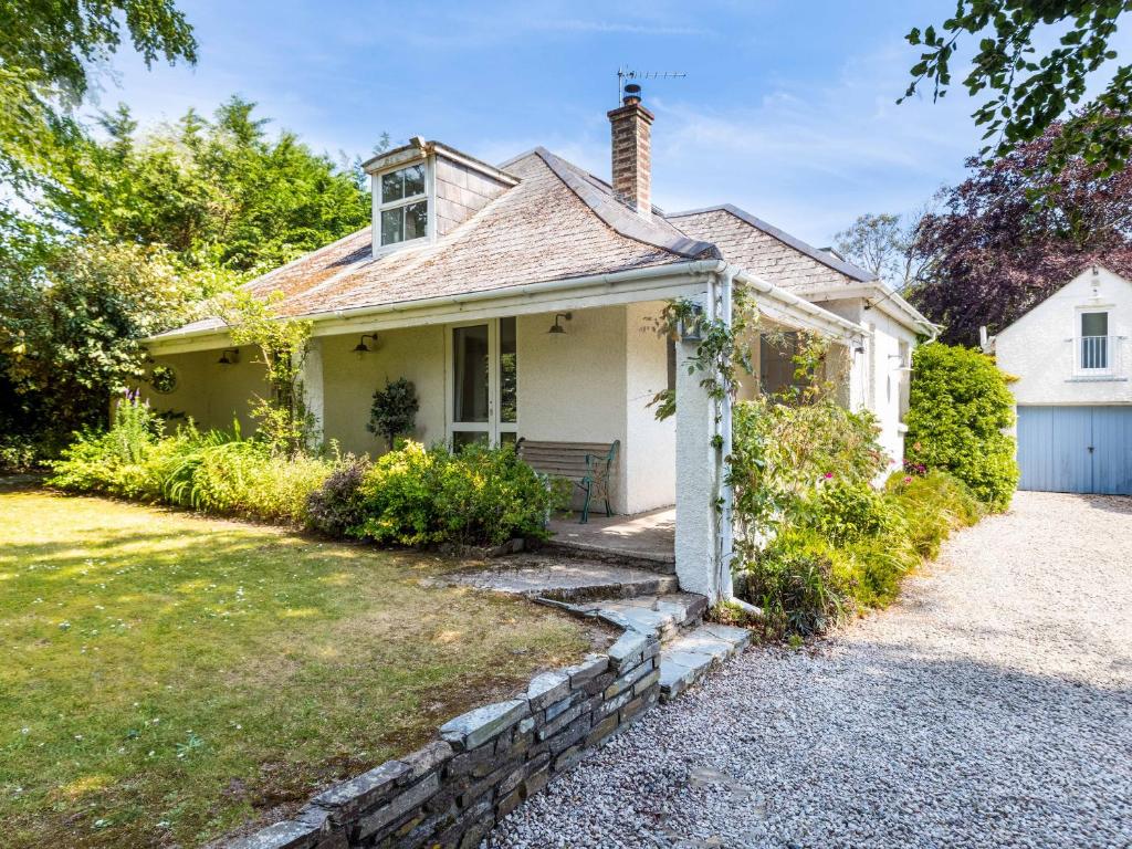 a white house with a stone driveway at Sandy Lodge Rock in Padstow