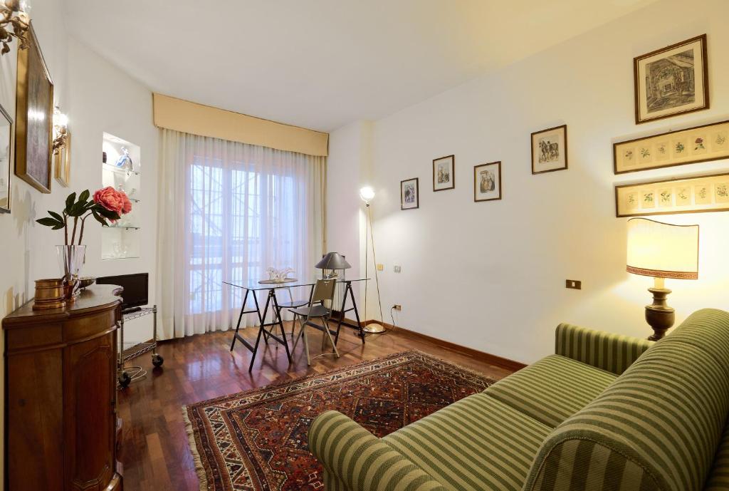 uma sala de estar com um sofá e uma mesa em Apartment in the center of the Milanese nightlife em Milão