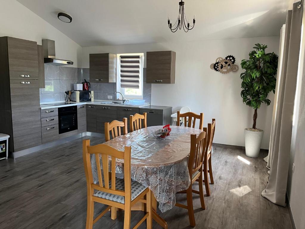 a kitchen with a table and chairs in a room at Pula Apartment E&E in Loborika