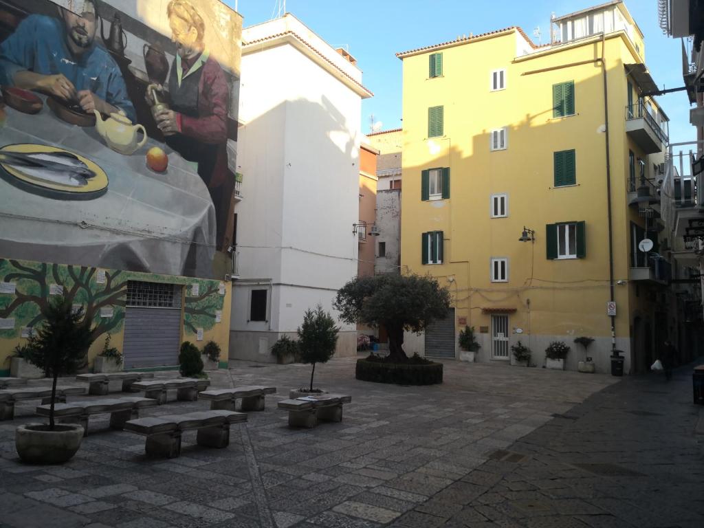 un cortile con panchine in una città con edifici di Casa Vacanze Maia a Gaeta