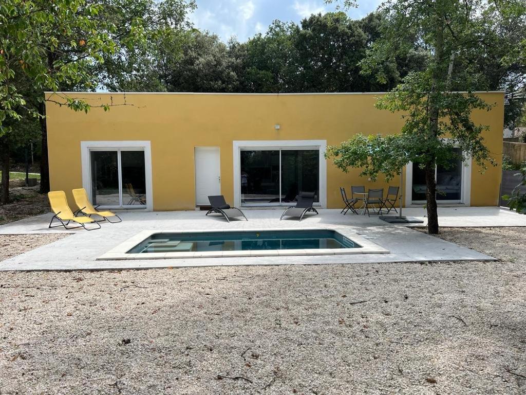 une maison jaune avec une piscine et des chaises dans l'établissement Brand new villa with fully intergrated Air conditioning & private pool, Overlooking forest, à Sardan
