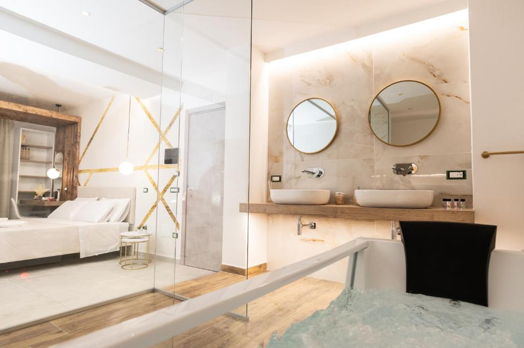 - Baño con 2 lavabos y 1 cama en una habitación en Civico 31 Luxury rooms, en Castel San Giorgio