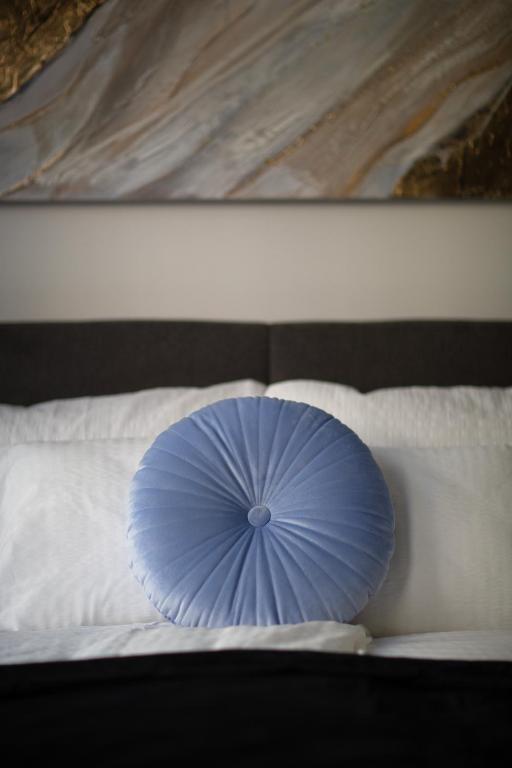 Postel nebo postele na pokoji v ubytování LH Gallery Apartments