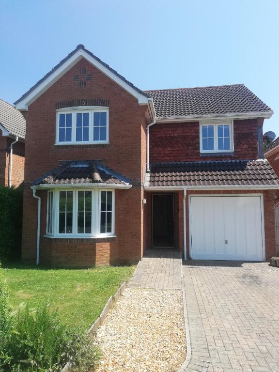 HIGHLANDS BREEZE walk to the beach, PET FRIENDLY Entire house to