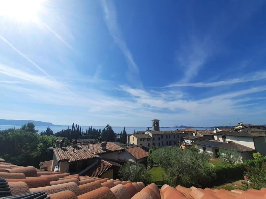 - une vue sur une ville avec des bâtiments et des toits dans l'établissement Casa vista lago, à Toscolano Maderno