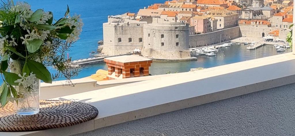 un jarrón en una cornisa con vistas a la ciudad en BEAUTIFUL APARTMENT,AMAZING VIEW,parking! en Dubrovnik
