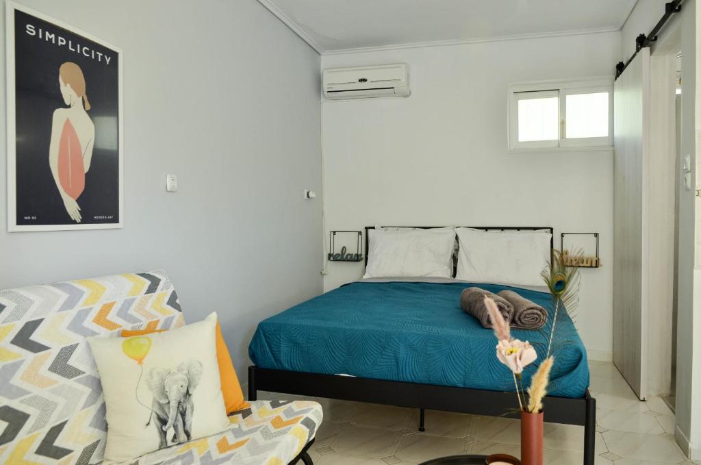 1 dormitorio con 1 cama y 1 sofá en Holistic Stay, en Avía