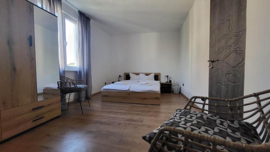 una camera bianca con un letto e una finestra di Q Аpartment a Tsarevo