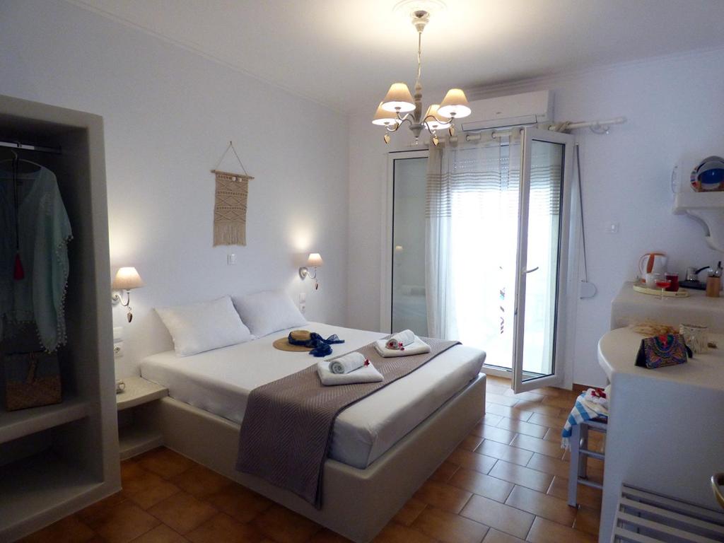 Postel nebo postele na pokoji v ubytování Tasoula Guest House