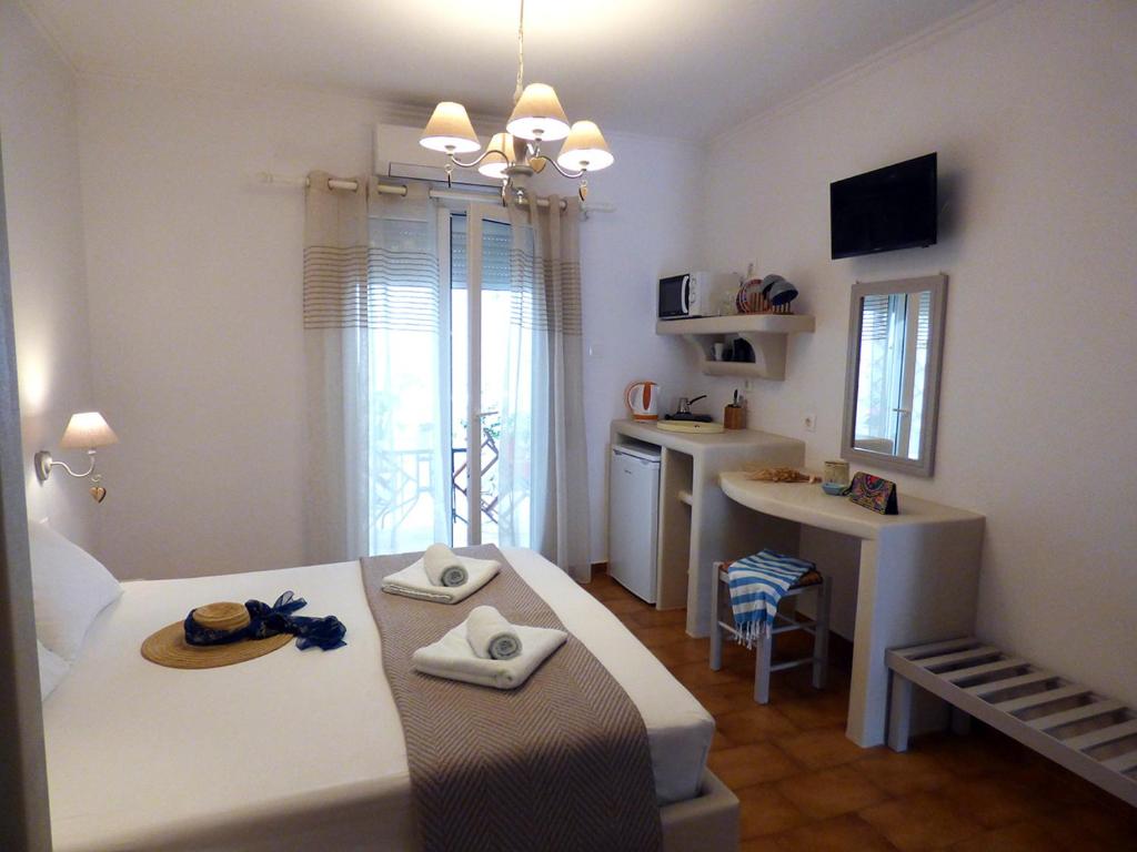 Postel nebo postele na pokoji v ubytování Tasoula Guest House
