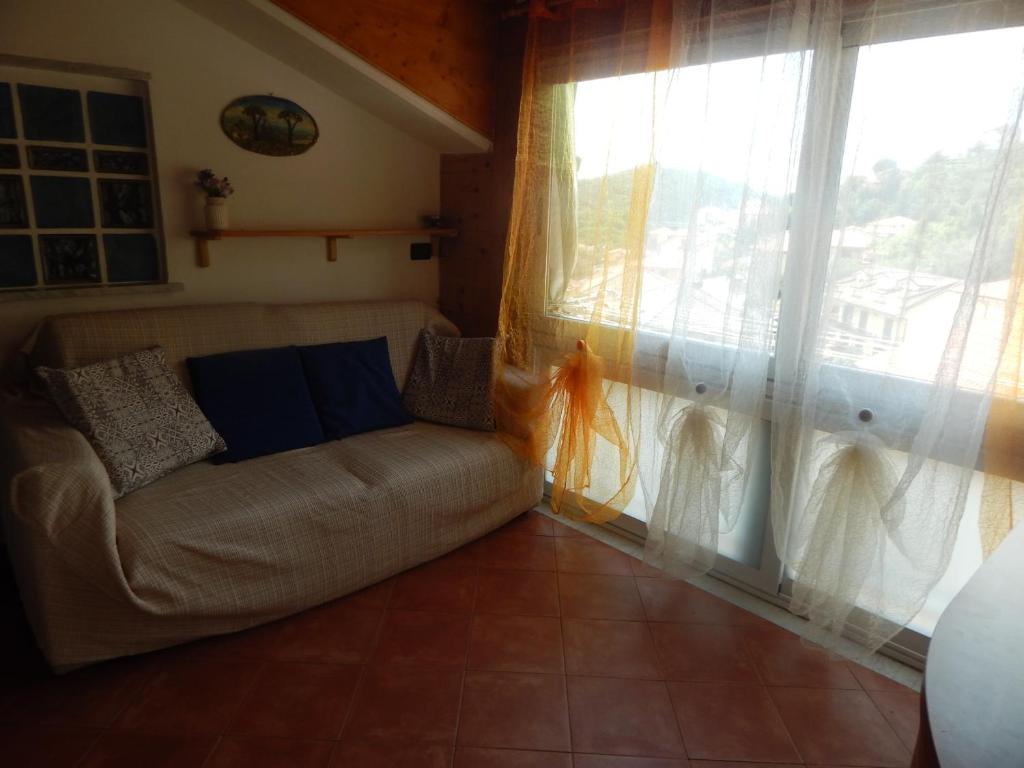 sala de estar con sofá y ventana en Gala, en Casarza Ligure