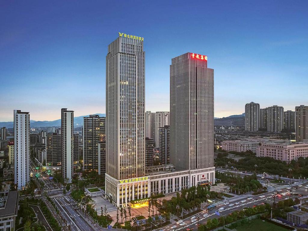 重慶市にあるVienna International Hotel Chongqing Central Park 5 0の高層ビルが2つある街並み